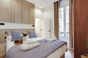 2 bedrooms, iron/ironing board, WiFi, bed sheets - Luxury Apartment with AC Center of Paris (Paris)