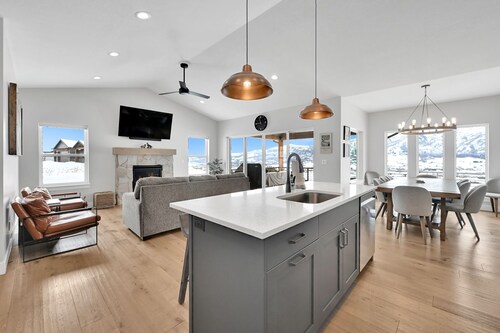 Stunning Mountain-View Home with Hot Tub in Eden