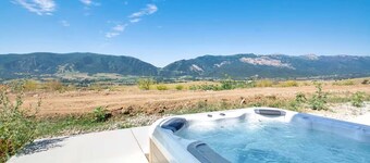 New Family Home in Eden w Hot Tub and Great Views