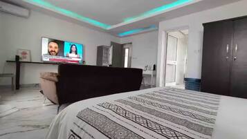 Een strijkplank/strijkijzer, wifi, beddengoed