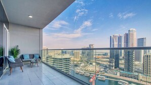 Apartment | 2 bedrooms - Waterfront 2BR w Canal View Near Burj Khalifa (Dubai)