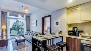 Apartment | 2 bedrooms - Waterfront 2BR w Canal View Near Burj Khalifa (Dubai)