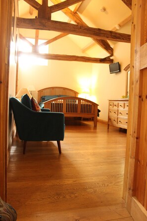 Superior Double Room | Individually decorated, individually furnished, desk, laptop workspace - Henllys Estate B&B (Llandovery)