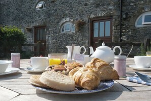 Terrace/patio - Henllys Estate B&B (Llandovery)