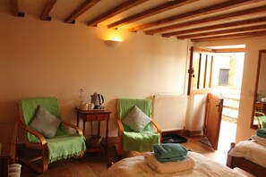Twin Room | Individually decorated, individually furnished, desk, laptop workspace - Henllys Estate B&B (Llandovery)