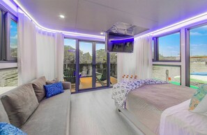 2 bedrooms, desk, WiFi, bed sheets - Atlantis 2-Bedroom Floating Home (Merritt Island)