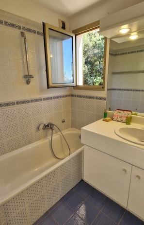 Hair dryer, towels - Résidence Mandariniers - T3 for 4 pers - Piscine (Le Lavandou)