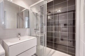 Shower, hair dryer, towels - Exceptional sea view in Lavandou (Le Lavandou)