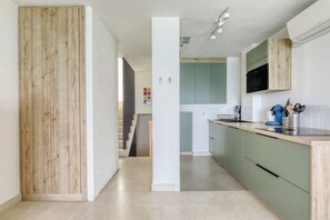 Refrigerador, microondas, lavavajillas y cafetera y tetera 