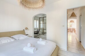 4 bedrooms, bed sheets