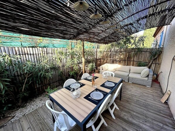 تناول الطعام بالخارج