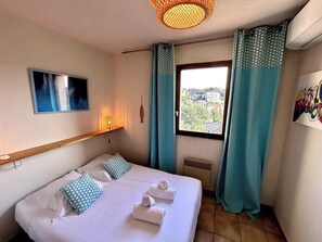 2 عدّة غرف نوم ومكواة/لوح كي وواي فاي وملاءات أسرّة