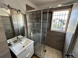 Douche, sèche-cheveux, serviettes fournies