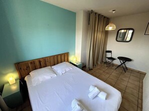 2 habitaciones, tabla de planchar con plancha, wifi y ropa de cama 