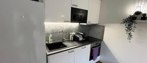 Kühlschrank, Mikrowelle, Ofen, Geschirrspüler