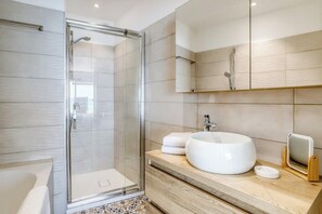 Dusche, Haartrockner, Handtücher