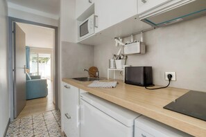 Refrigerador, microondas, lavavajillas y cafetera y tetera 