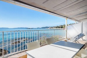 Outdoor dining - 🌅 Sea View Suite – like an apartment, in a 4★ hotel closed for the winter (Le Lavandou)