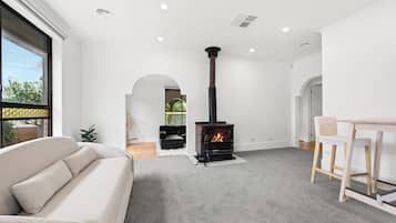 Smart TV, fireplace