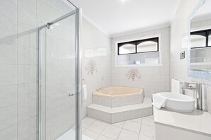 Towels, toilet paper - Home Away From Home (Braybrook)