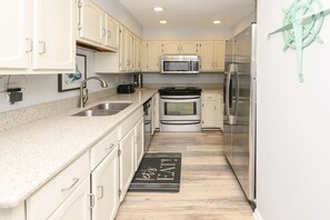 Kjøleskap, mikrobølgeovn, kokeplater og oppvaskmaskin