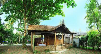 Charming 2 Beach front bedroom B&B with AC, WiFi in Marari Arthunkal