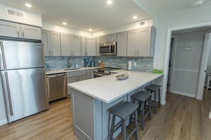 Appart'hôtel, 3 chambres | Cuisine privée | Réfrigérateur, four, cafetière/bouilloire, grille-pain