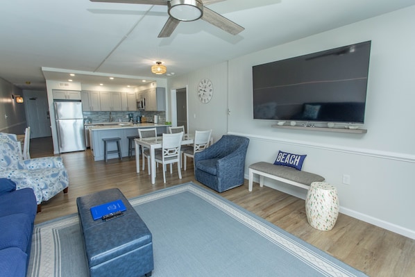 Condo, 3 Bedrooms | Living area