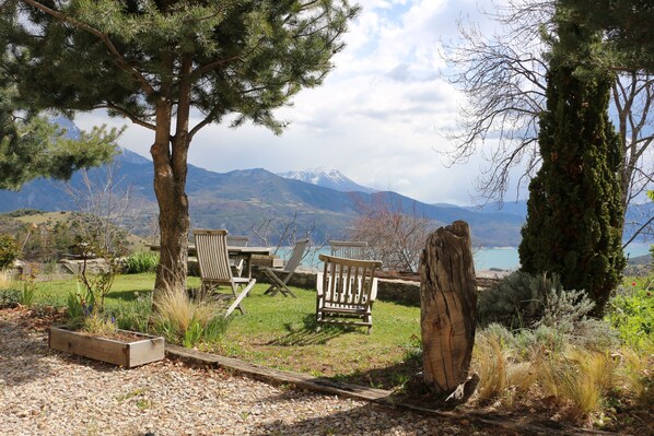 Outdoor dining - Renovated farmhouse (Prunières)