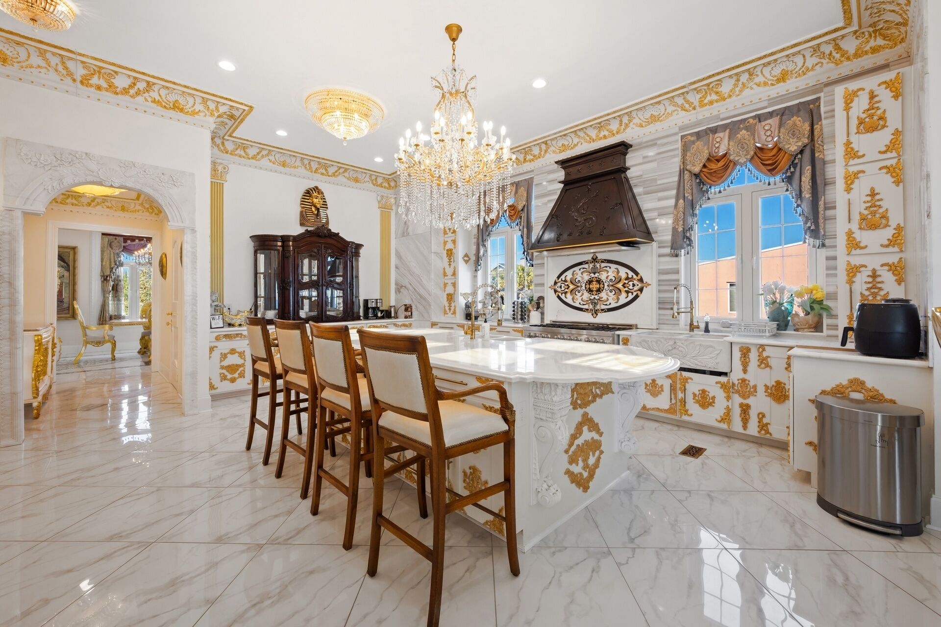 House, 5 Bedrooms | Private kitchen | Fridge, oven, coffee/tea maker, toaster