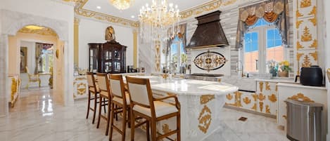 Maison, 5 chambres | Cuisine privée | Réfrigérateur, un four, cafetiÚre-théiÚre, grille-pain