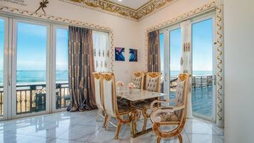 House, 5 Bedrooms | Dining