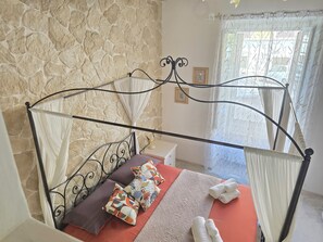 2 chambres, fer et planche à repasser, lit de bébé portatif