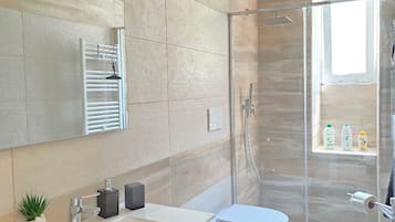 Dusche, Haartrockner, Bidet, Handtücher