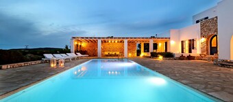 Villa Haroula, Private Pool Villa with Panoramic Aegean Sea and Sunset View.