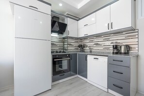 Fridge, oven, dishwasher, coffee/tea maker