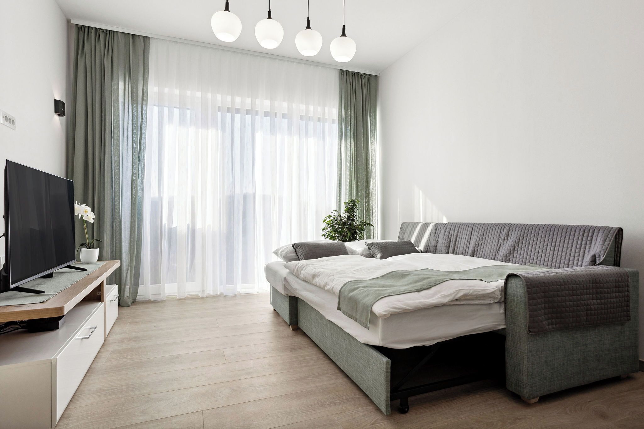 2 habitaciones, escritorio y tabla de planchar con plancha 