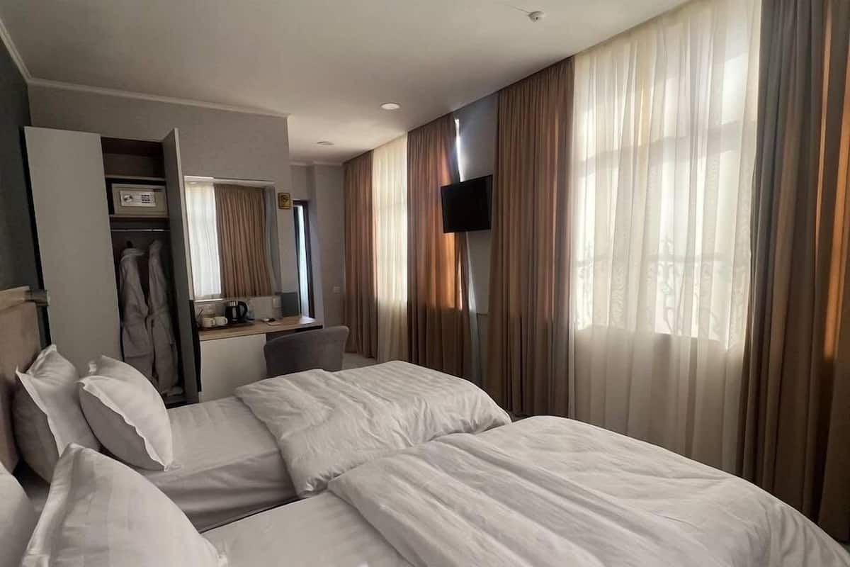Standard Double or Twin Room | In-room safe, laptop workspace, blackout drapes, soundproofing