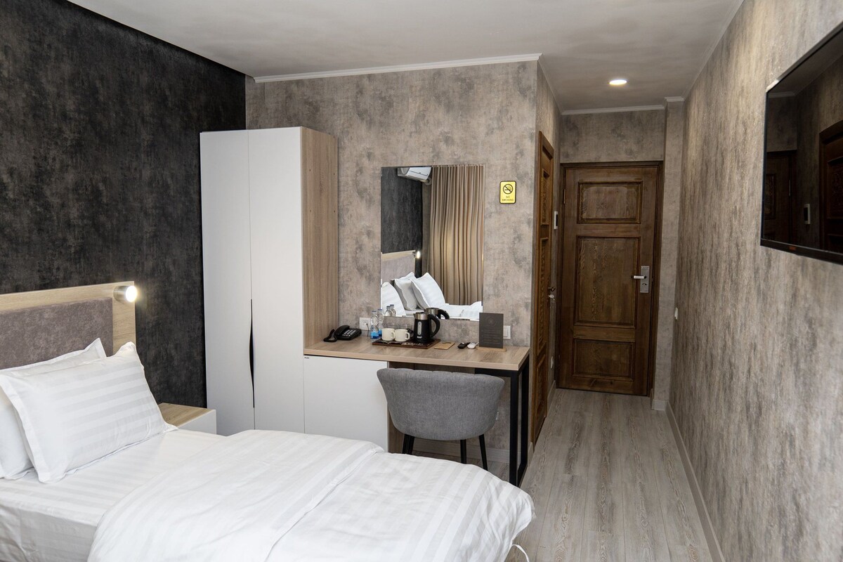 Habitació doble Comfort | Minibar i caixa forta a l'habitació 
