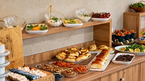 Ein reichhaltiges Buffet mit verschiedenen Speisen und Geschirr.