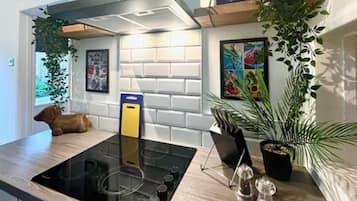 Rumah | Dapur pribadi | Lemari es, microwave, oven, dan kompor