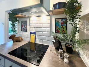 House | Private kitchen | Fridge, microwave, oven, stovetop - Woodcrest Retreat Sleeps 4 With Garden (Reigate)