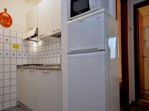 Kühlschrank, Mikrowelle, Herdplatte, Wasserkocher mit Kaffee-/Teezubehör