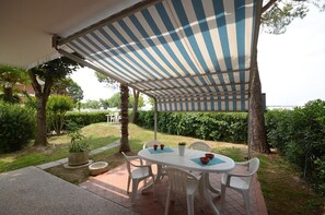 Outdoor dining - Relaxing getaway in a quiet setting in Bibione (Bibione)