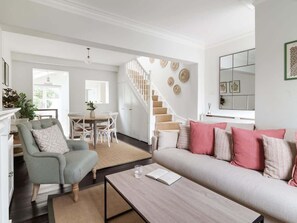 TV, offices - Newly refurbished House sleeps 5 (London)