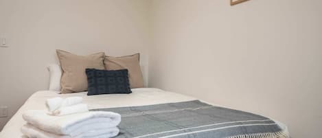 5 habitaciones, escritorio, wifi y ropa de cama