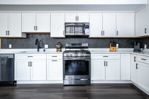 Réfrigérateur, four à micro-ondes, un four, surface de cuisson