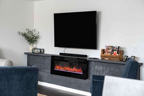 Televisión, chimenea y oficina