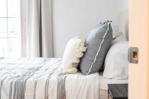 5 habitaciones, escritorio, wifi y ropa de cama