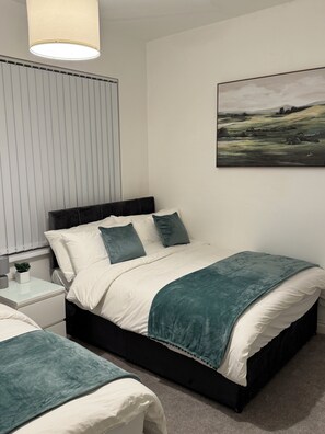 3 bedrooms, iron/ironing board, WiFi, bed sheets - Cozy 3-Bedroom Retreat in Birmingham (Smethwick)